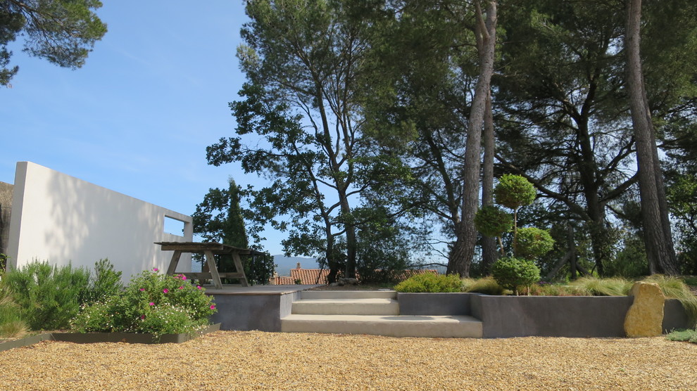 Rousset, Bouches-du-Rhône. Jardin design sous les pins
