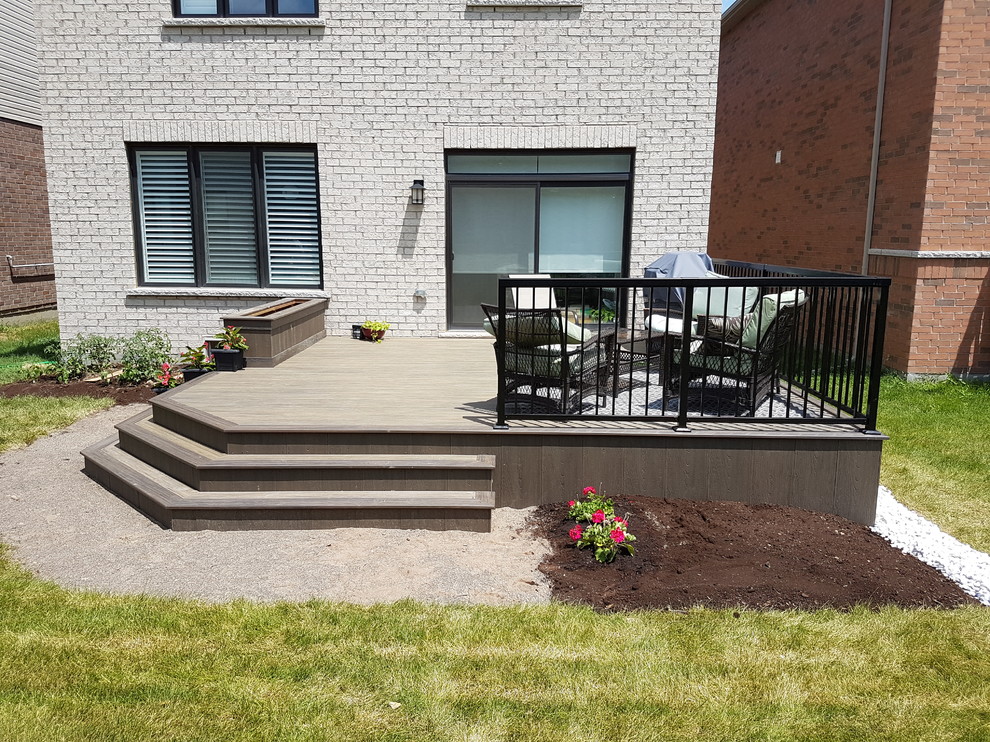 Example of a mid-sized transitional backyard deck design in Toronto with no cover