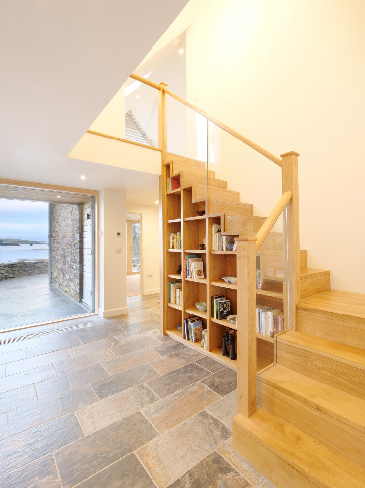 Стильный дизайн: угловая деревянная лестница среднего размера в современном стиле с деревянными ступенями и перилами из смешанных материалов - последний тренд