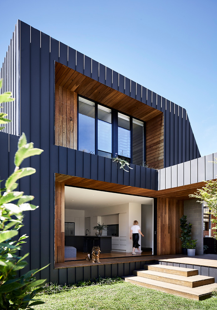 Mid-sized contemporary two-storey black house exterior in Melbourne with a metal roof and a black roof.