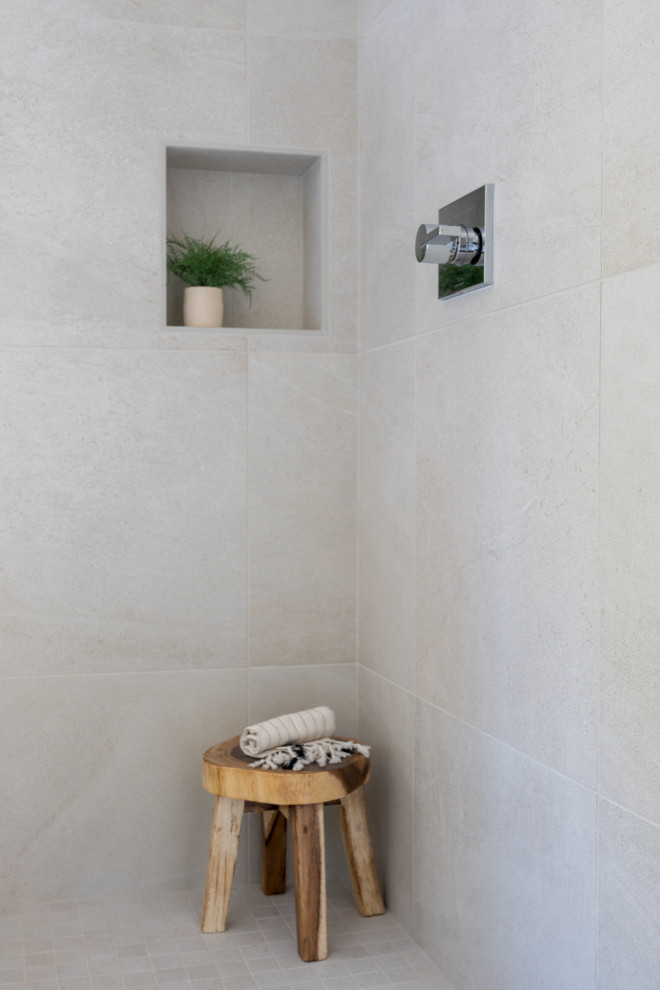 Großes Skandinavisches Badezimmer En Suite mit Duschbadewanne und beigen Fliesen in Los Angeles
