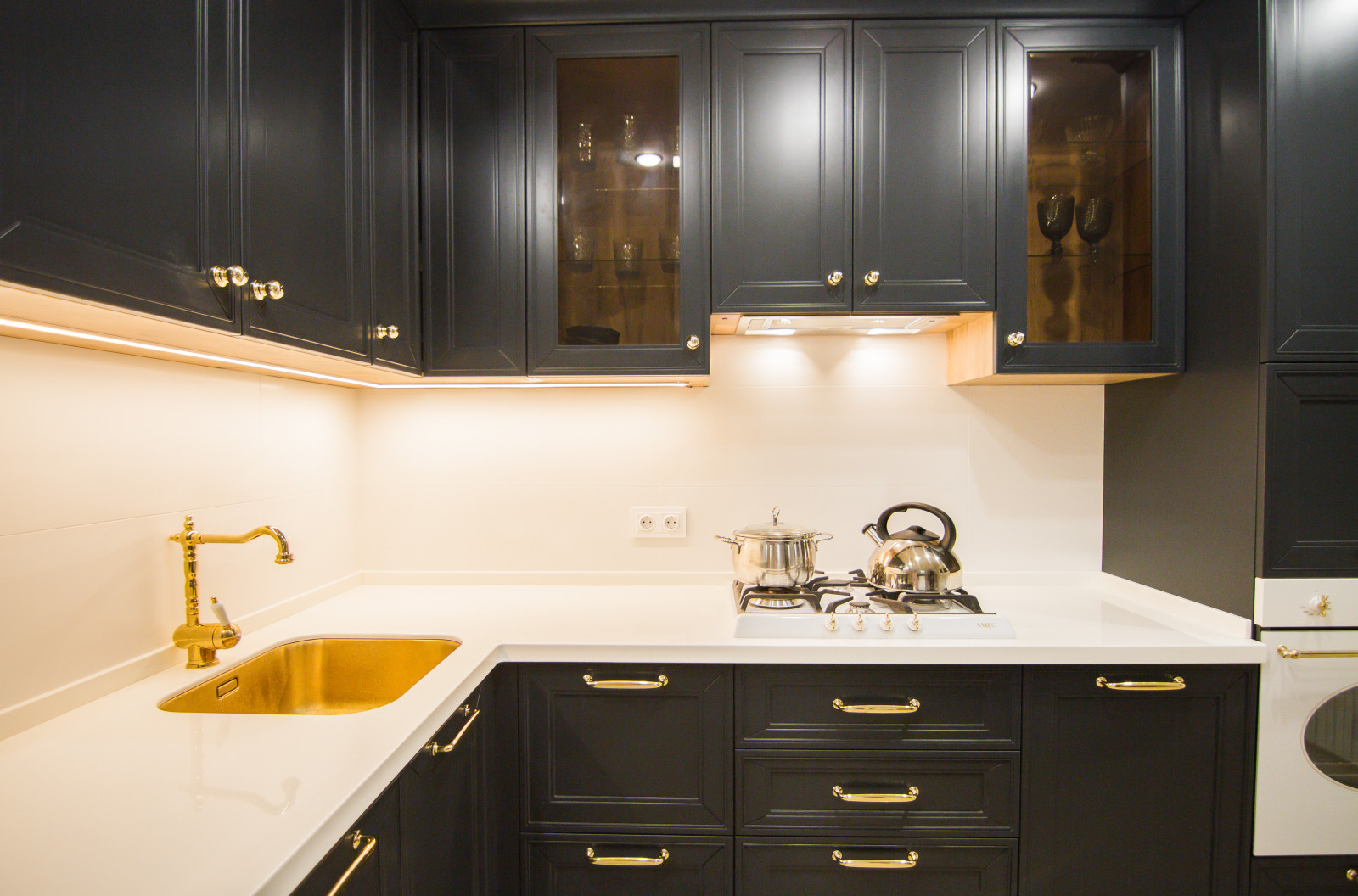 Черная кухня в стиле неоклассика