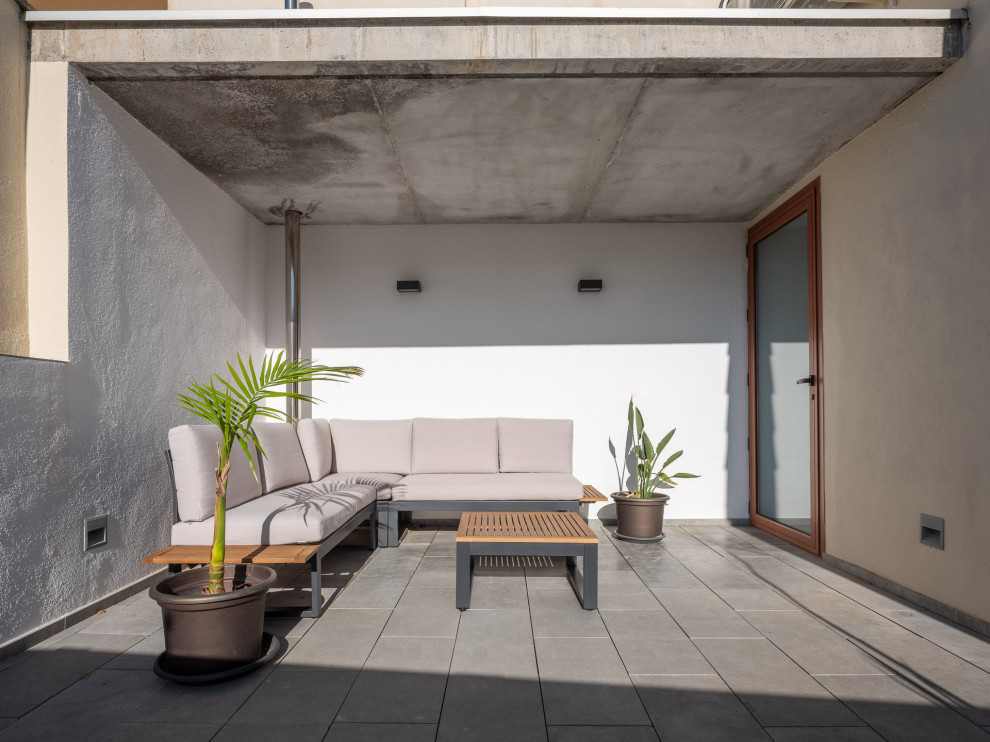 Foto de terraza in azotea With jardín de macetas, pérgola and barandilla de vidrio