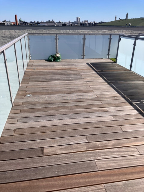 Gro&szlig;e Dachterrasse mit Hochbeeten 