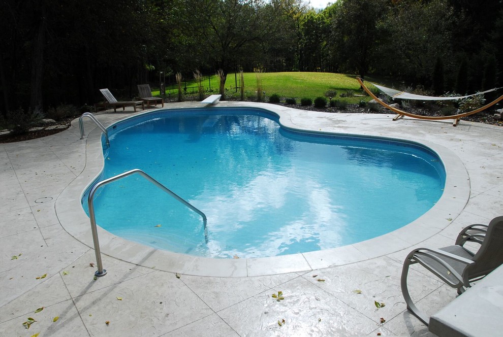 Transitional pool photo in Cedar Rapids