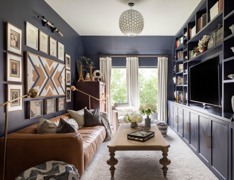 Cette image montre une salle de séjour traditionnelle avec un mur bleu, moquette, un téléviseur encastré et un sol gris.