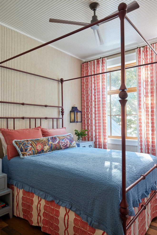 На фото: гостевая спальня (комната для гостей) в стиле фьюжн с коричневыми стенами, темным паркетным полом, коричневым полом и обоями на стенах с