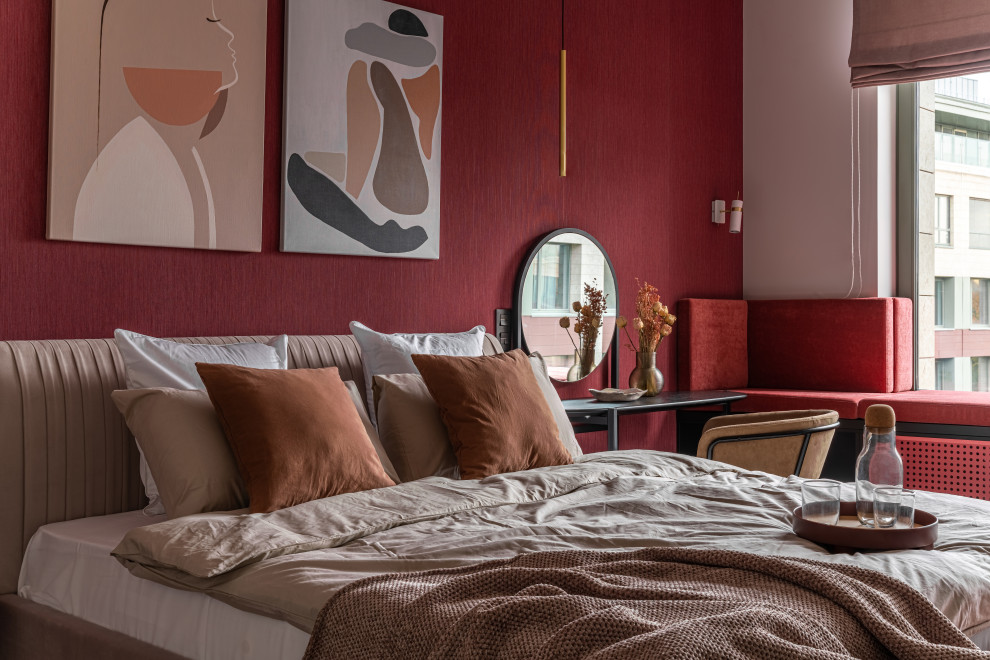 На фото: спальня среднего размера в современном стиле с красными стенами, паркетным полом среднего тона, бежевым полом, обоями на стенах и акцентной стеной