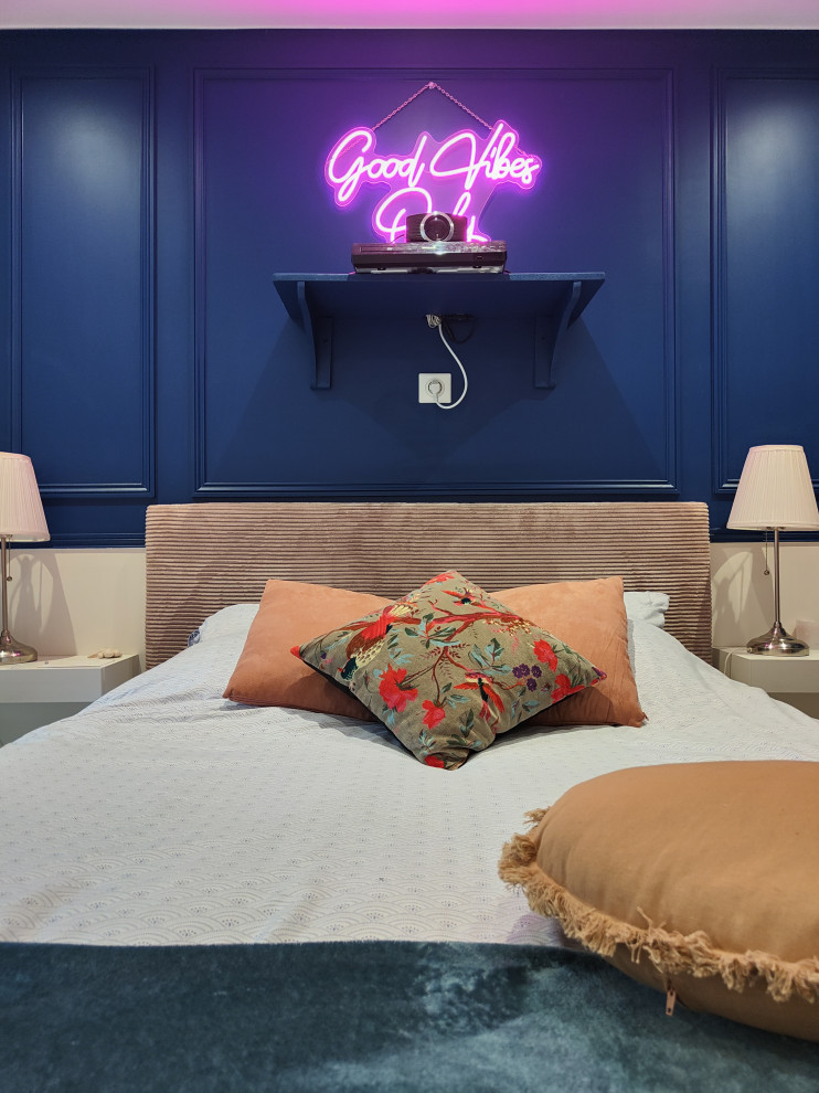На фото: детская среднего размера в стиле неоклассика (современная классика) с спальным местом, синими стенами и полом из керамической плитки для подростка, девочки с