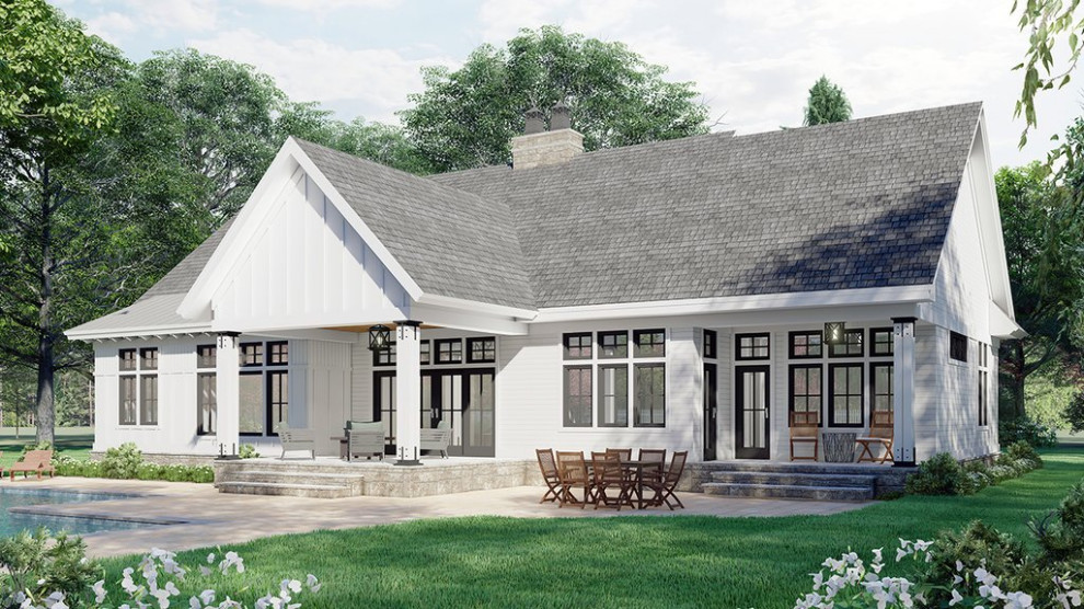Esempio della villa bianca country a un piano di medie dimensioni con rivestimento in legno, tetto a capanna, copertura mista, tetto grigio e pannelli sovrapposti