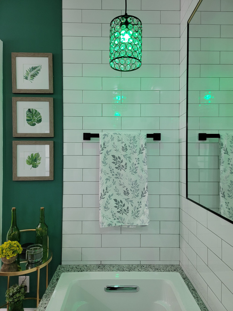 Пример оригинального дизайна: главная ванная комната среднего размера в стиле модернизм с фасадами в стиле шейкер, серыми фасадами, накладной ванной, душем в нише, раздельным унитазом, белой плиткой, керамогранитной плиткой, зелеными стенами, полом из керамогранита, врезной раковиной, столешницей из гранита, черным полом, черной столешницей, нишей, тумбой под две раковины и напольной тумбой
