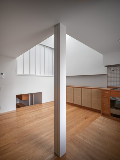 狭小地でも連続性で広さを感じる３階建ての家 moderne-salle-a-manger