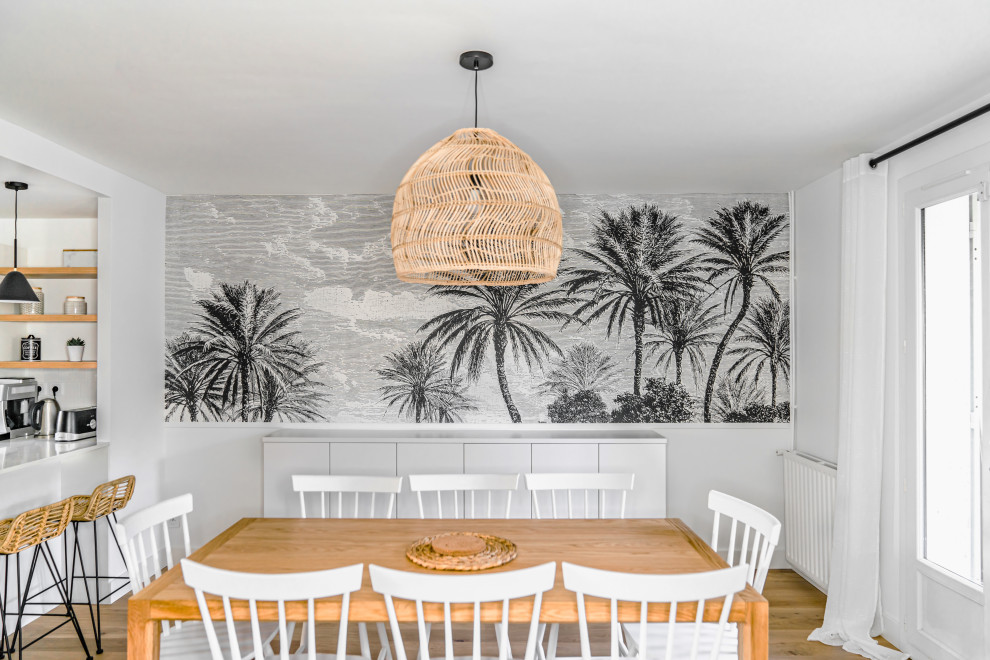 モンペリエにあるラグジュアリーな広いトラディショナルスタイルのおしゃれなLDK (白い壁、淡色無垢フローリング、暖炉なし、ベージュの床、壁紙) の写真