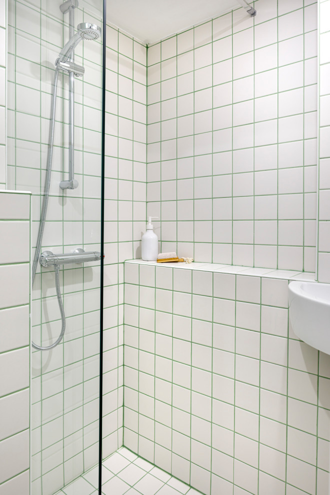 パリにある高級な小さなコンテンポラリースタイルのおしゃれな浴室の写真