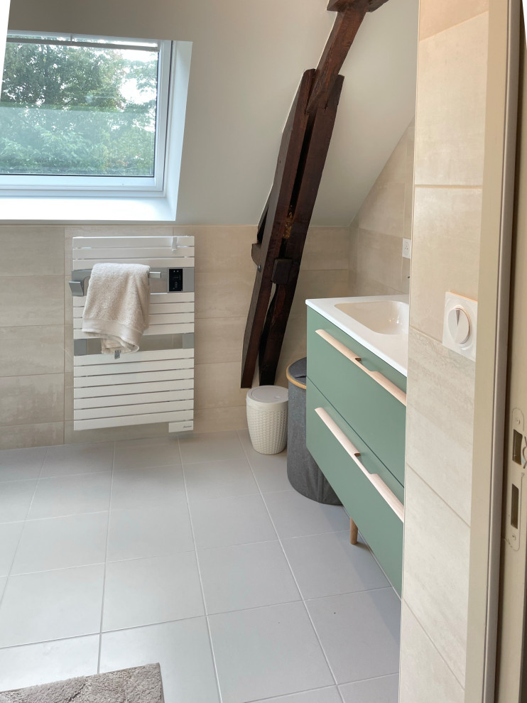 Mittelgroßes Modernes Duschbad mit Toilette mit Aufsatzspülkasten, beigen Fliesen, beiger Wandfarbe, gefliestem Waschtisch, weißer Waschtischplatte, Doppelwaschbecken und freistehendem Waschtisch in Rennes