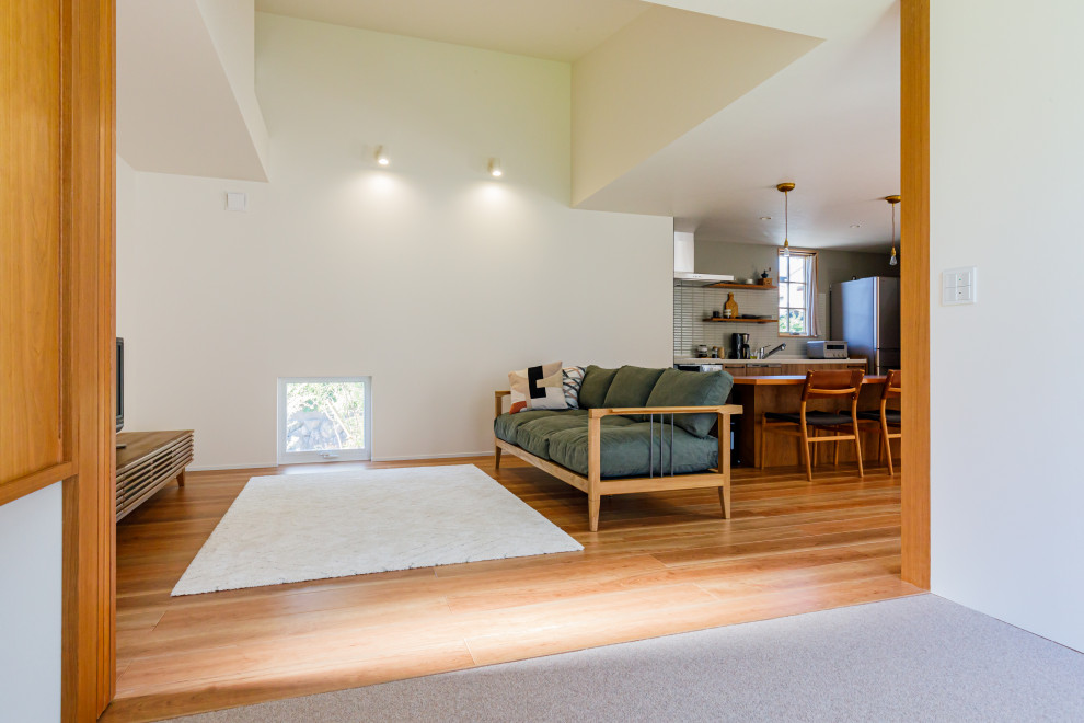 Idée de décoration pour un salon minimaliste de taille moyenne et ouvert avec un mur blanc, un sol en bois brun, aucune cheminée, un sol marron, un plafond en papier peint et du papier peint.