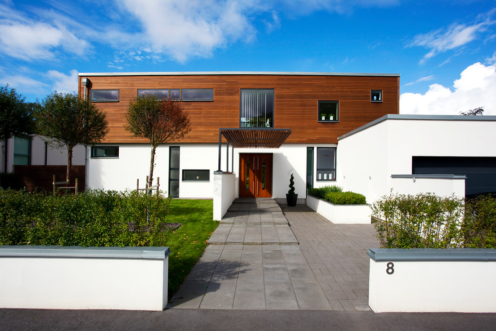 Idéer för mellanstora funkis vita hus, med två våningar och platt tak