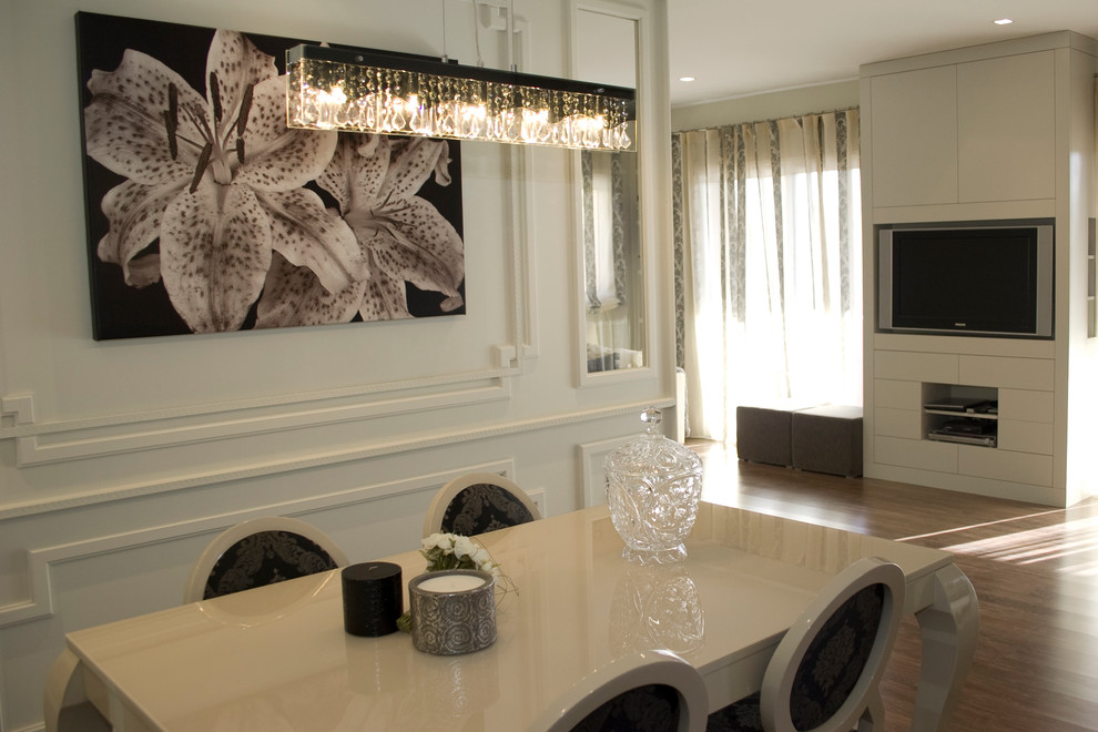 Diseño de comedor tradicional renovado de tamaño medio abierto sin chimenea con paredes blancas y suelo de madera en tonos medios