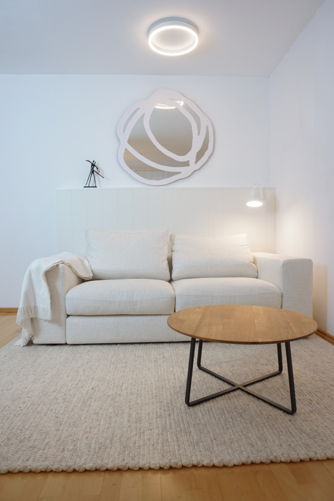 Exemple d'une salle de séjour scandinave de taille moyenne et fermée avec un mur blanc, un sol en bois brun, un téléviseur dissimulé, un sol marron, un plafond en papier peint et du lambris.