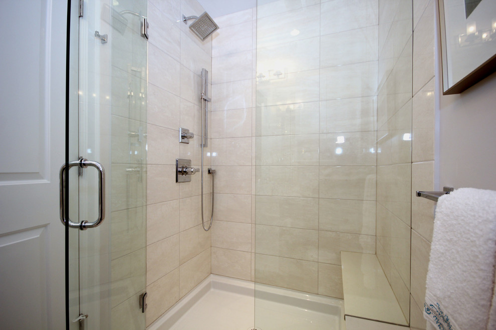 Modelo de cuarto de baño tradicional renovado de tamaño medio con armarios estilo shaker, puertas de armario blancas, baldosas y/o azulejos blancos, baldosas y/o azulejos de porcelana y encimera de cuarzo compacto