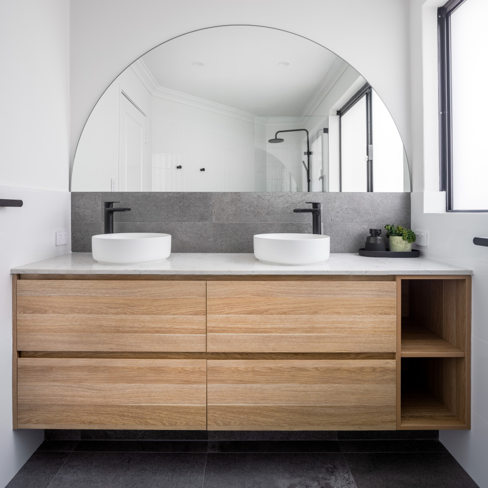 Пример оригинального дизайна: ванная комната в классическом стиле с столешницей из искусственного кварца, серой столешницей, плоскими фасадами, фасадами цвета дерева среднего тона и тумбой под две раковины