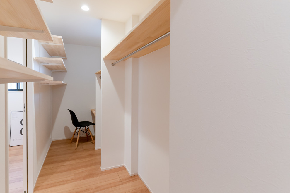 Inspiration för moderna walk-in-closets, med mellanmörkt trägolv och beiget golv