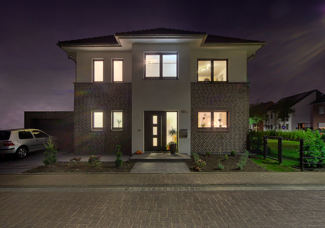 Stra&szlig;enansicht bei Nacht contemporary-house-exterior