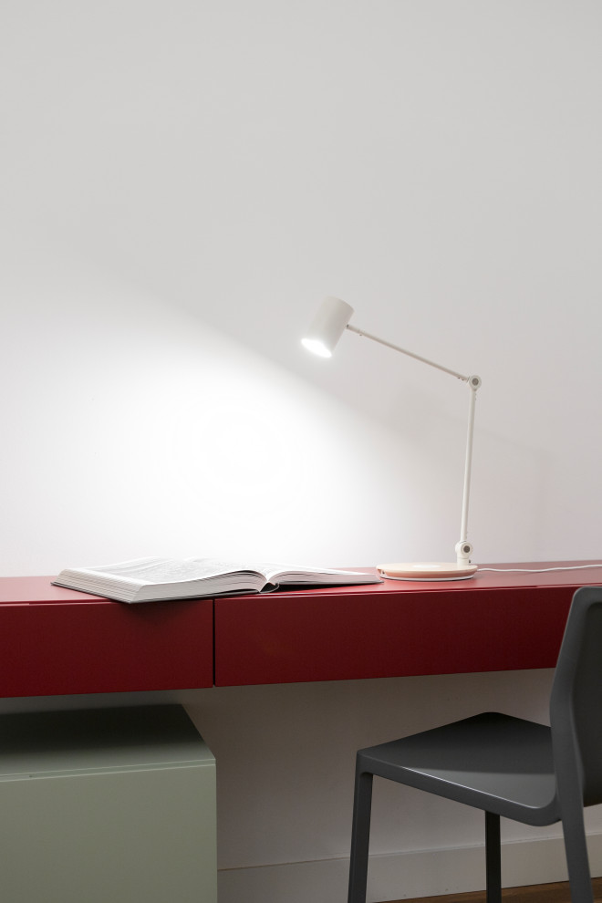 Idéer för mellanstora funkis hobbyrum, med ljust trägolv, en standard öppen spis, en spiselkrans i gips, ett fristående skrivbord, beiget golv och röda väggar