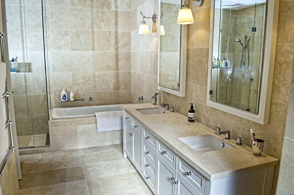 This is an example of a contemporary bathroom in Melbourne.