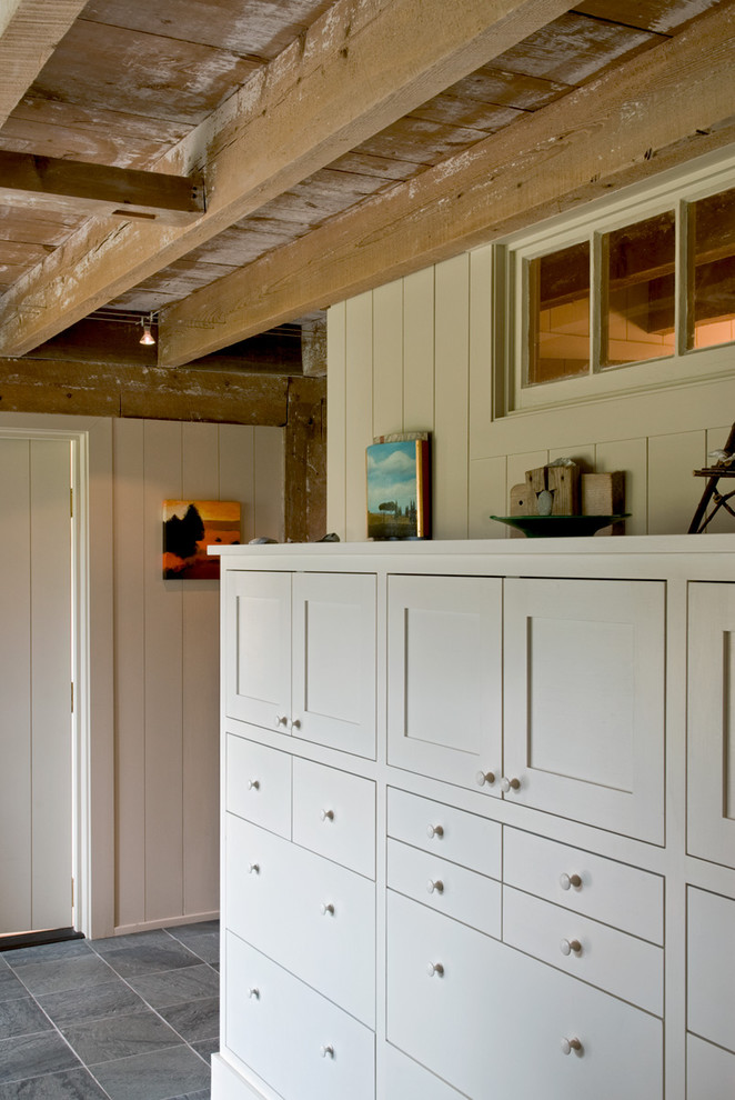 Example of a farmhouse home design design in Portland Maine