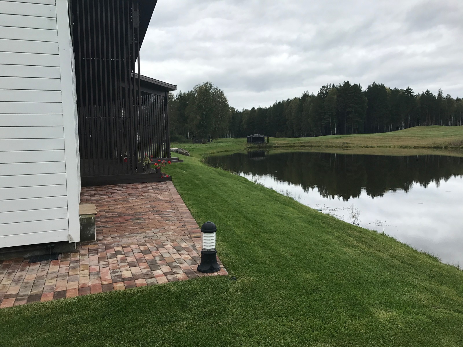 Задняя сторона дома