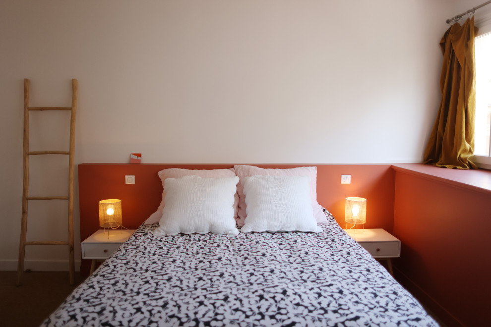 На фото: хозяйская спальня среднего размера в современном стиле с оранжевыми стенами