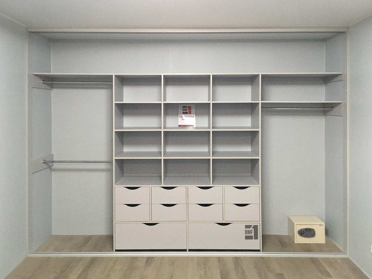 Вместительный шкаф-купе во всю стену