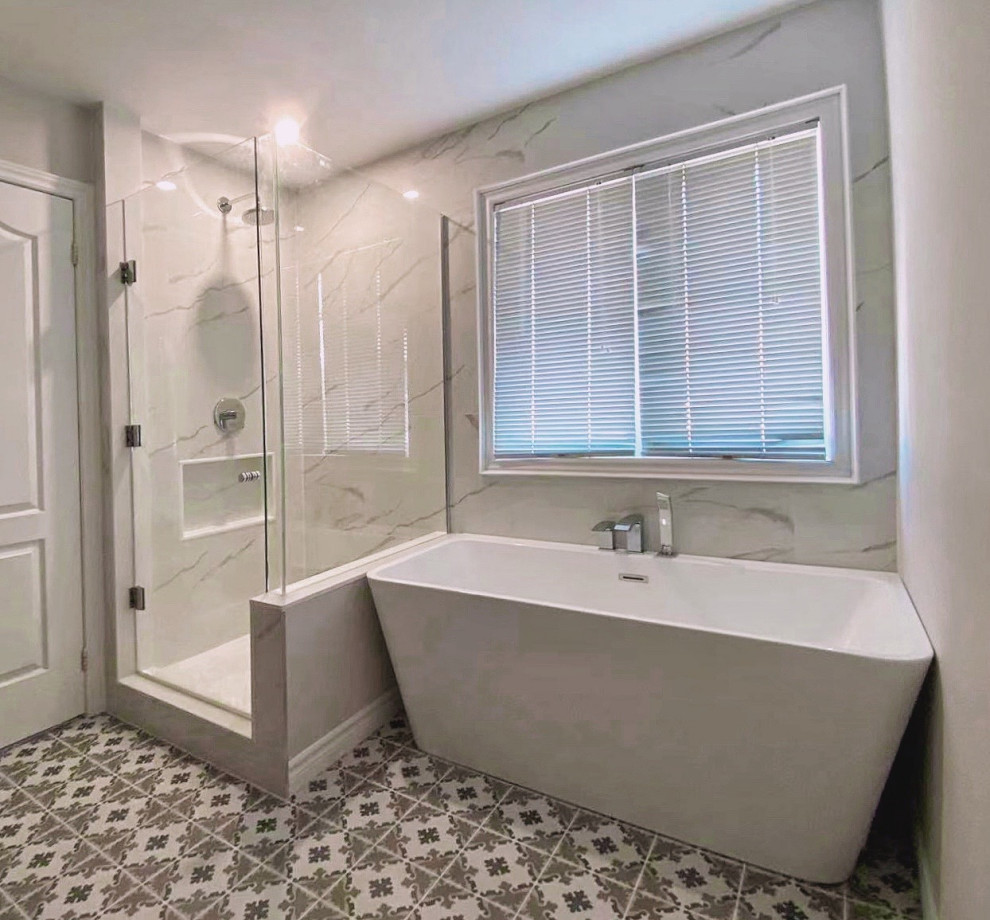 Klassisches Badezimmer En Suite mit grauen Schränken, weißen Fliesen, weißer Wandfarbe, weißer Waschtischplatte und Doppelwaschbecken in Toronto