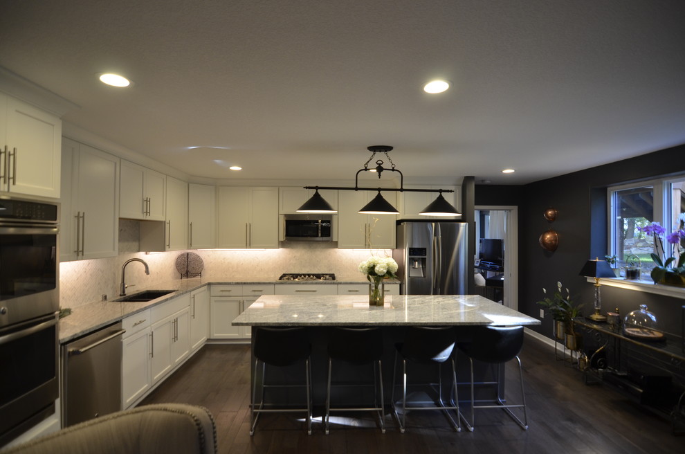 Kitchen - mid-sized transitional kitchen idea in Minneapolis