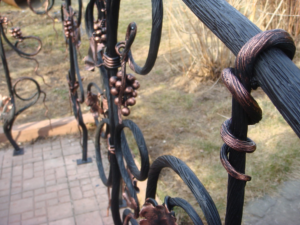 Кованые ограждения в саду, г. Звенигород