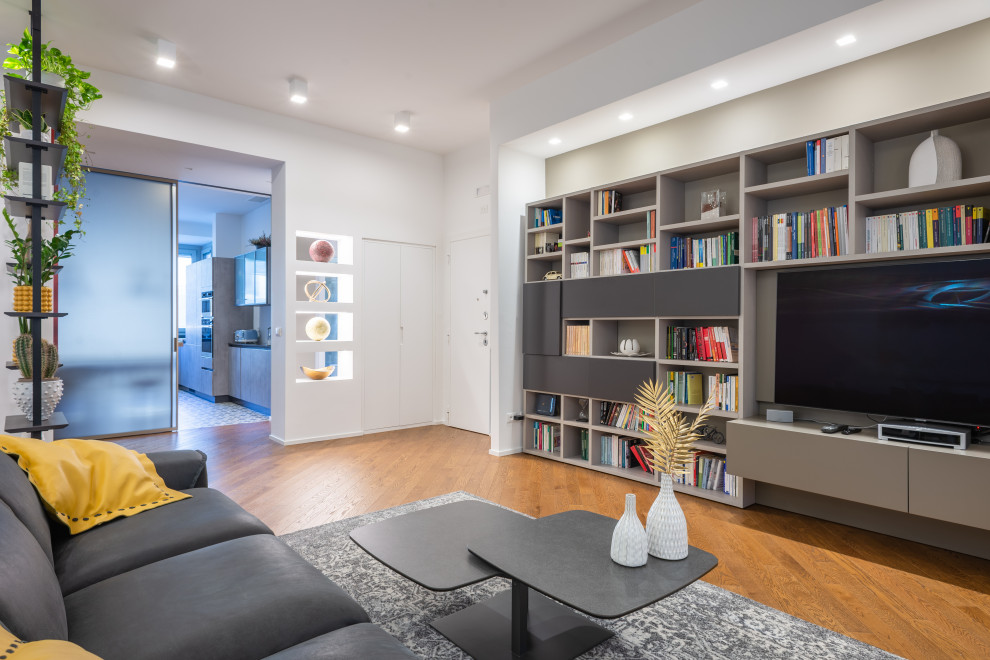 Mittelgroßes, Offenes Modernes Wohnzimmer mit weißer Wandfarbe, braunem Holzboden, TV-Wand und braunem Boden in Rom