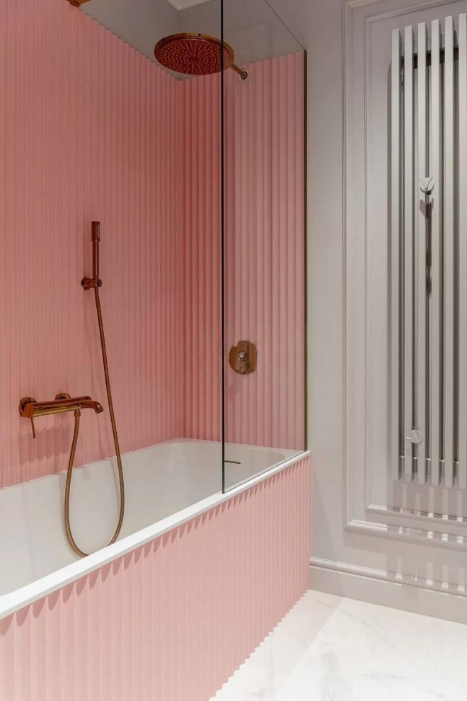 Стильный дизайн: большая детская, серо-белая ванная комната в современном стиле с фасадами с выступающей филенкой, белыми фасадами, ванной в нише, инсталляцией, розовой плиткой, серыми стенами, полом из керамогранита, накладной раковиной, столешницей из искусственного камня, серым полом, душем с распашными дверями, белой столешницей, зеркалом с подсветкой, тумбой под две раковины, подвесной тумбой, многоуровневым потолком и панелями на части стены - последний тренд