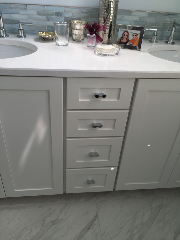 Inspiration for a mid-sized transitional master bathroom in Nashville with shaker cabinets, white cabinets, porcelain tile, engineered quartz benchtops, a curbless shower, a two-piece toilet, gray tile, white tile, grey walls, marble floors and an undermount sink.