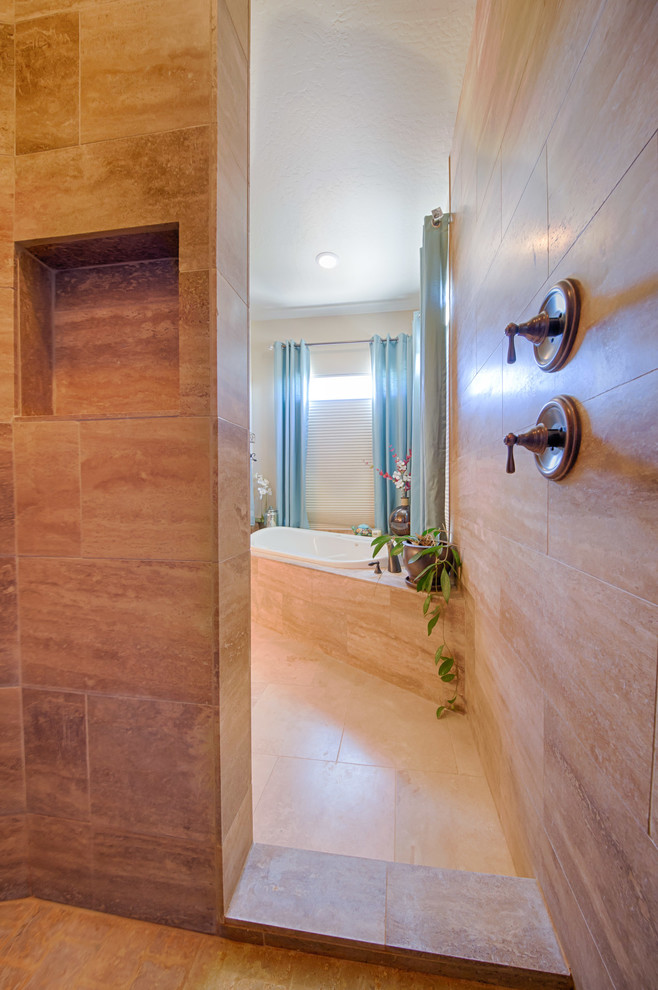 Transitional home design photo in Phoenix
