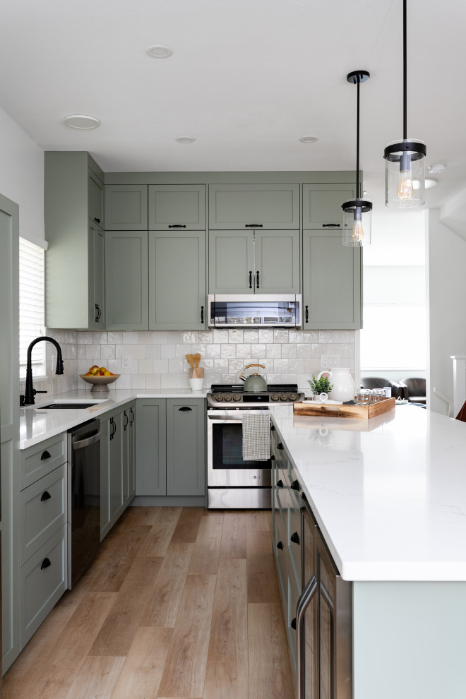 Kitchen - transitional kitchen idea in Vancouver