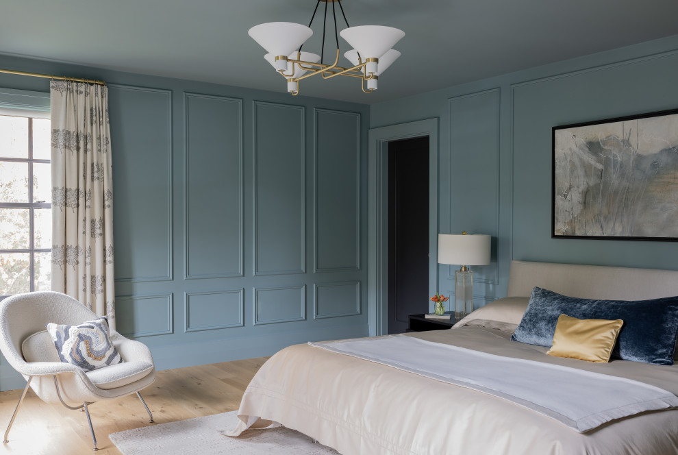 Идея дизайна: гостевая спальня среднего размера, (комната для гостей) в современном стиле с синими стенами, светлым паркетным полом и панелями на части стены
