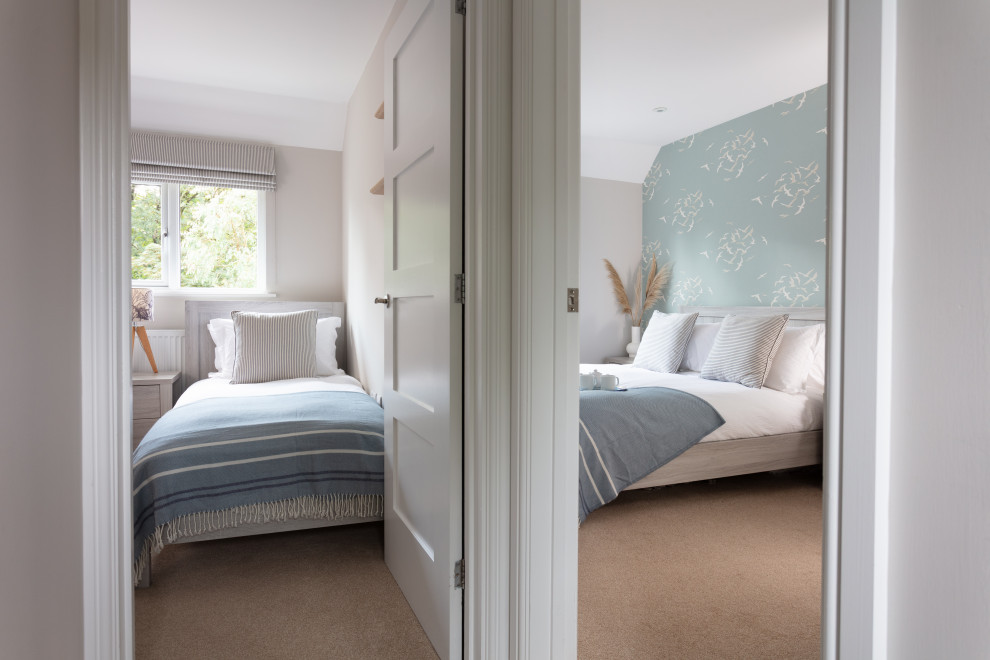 Modelo de dormitorio principal nórdico de tamaño medio sin chimenea con paredes grises, moqueta, suelo beige y papel pintado