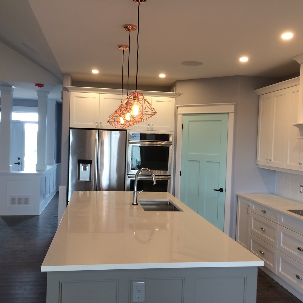 Kitchen - transitional kitchen idea in Ottawa