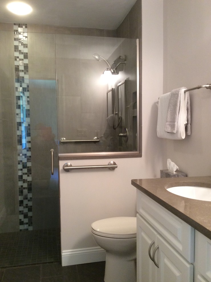 Mid-sized transitional bathroom photo