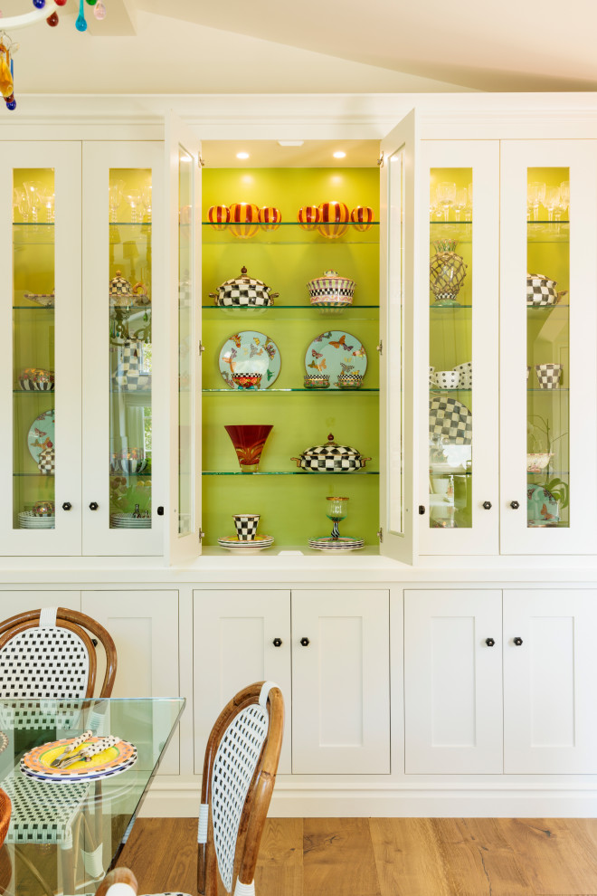 Пример оригинального дизайна: большая кухня в стиле фьюжн с обеденным столом, с полувстраиваемой мойкой (с передним бортиком), фасадами в стиле шейкер, столешницей из кварцевого агломерата, белым фартуком, цветной техникой, полом из керамической плитки, зеленым полом, белой столешницей и потолком с обоями