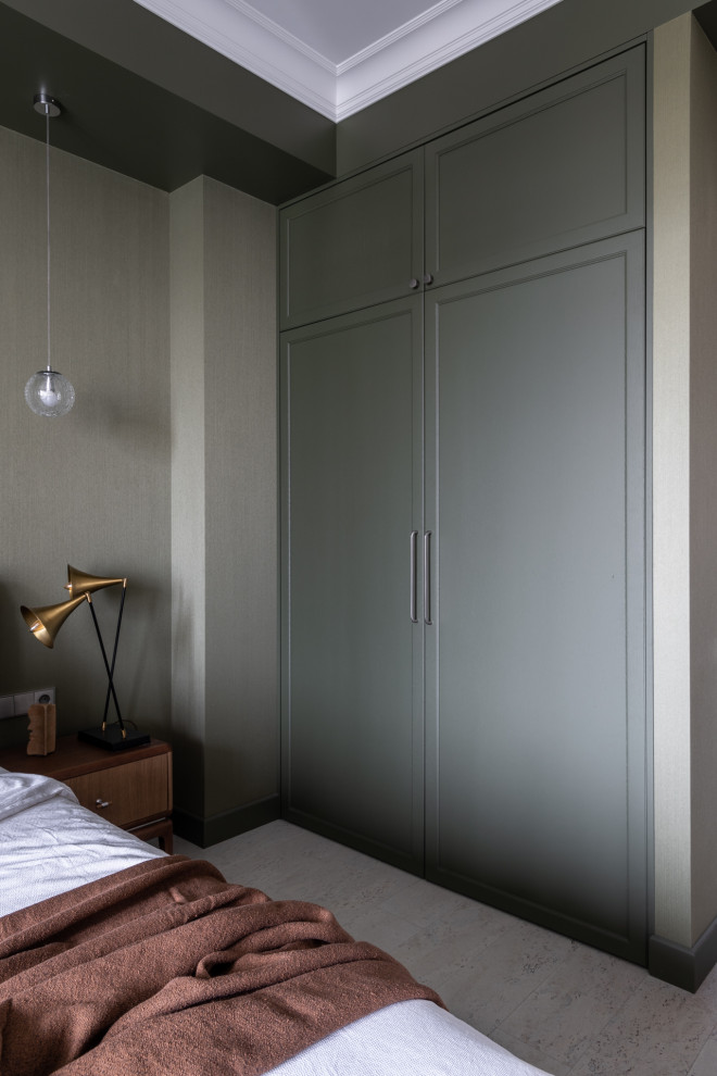 Ejemplo de dormitorio principal y blanco y madera actual de tamaño medio con paredes verdes, suelo de corcho y suelo beige