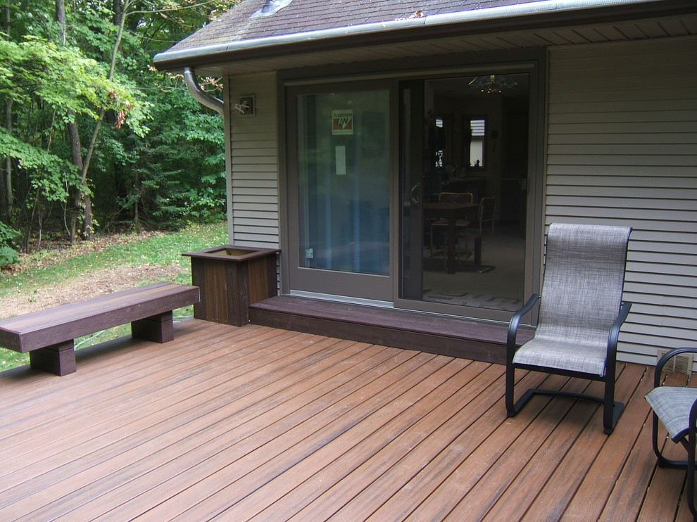 Example of a transitional deck design in Grand Rapids