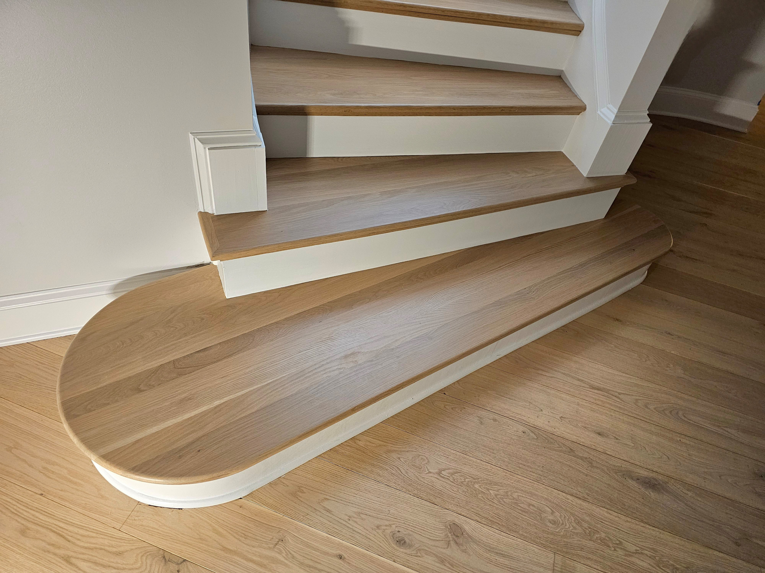 116_Elegant & Eye-catching Curved Staircase, Leesburg VA 20175