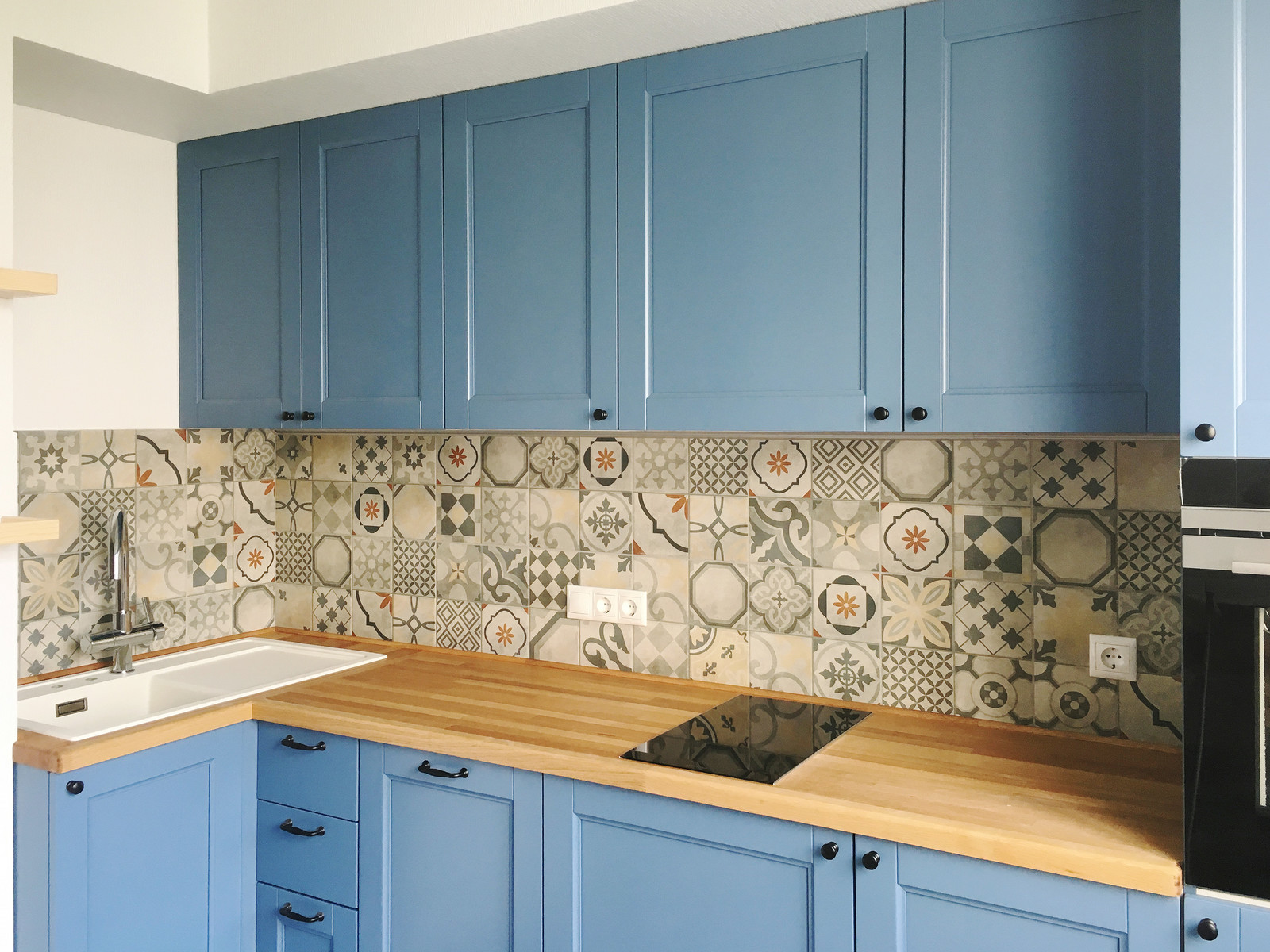 Яркая голубая кухня из бука